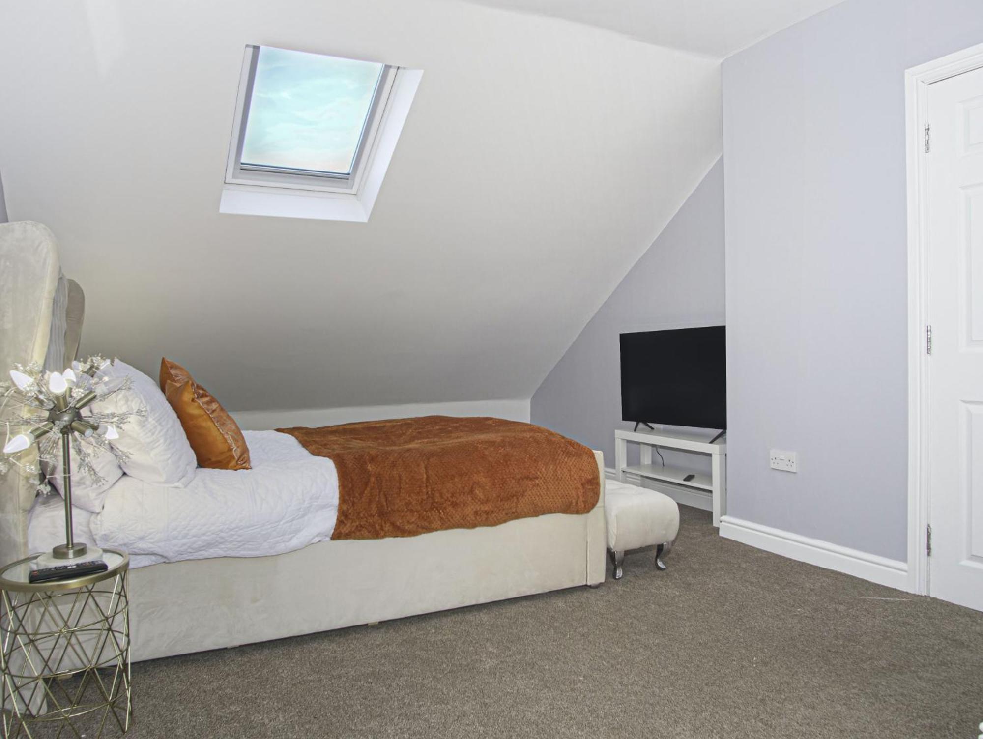 Luxe 5 Bed Bungalow In Snodland, Medway, Kent Exterior photo